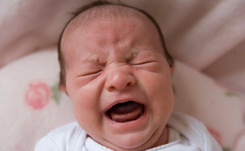 Trẻ có thể khóc dữ dội và liên tục khi bị đau bụng
