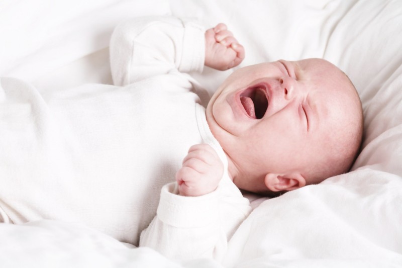 Trẻ sơ sinh quấy khóc, khó ngủ có thể do nhiều nguyên nhân khác nhau